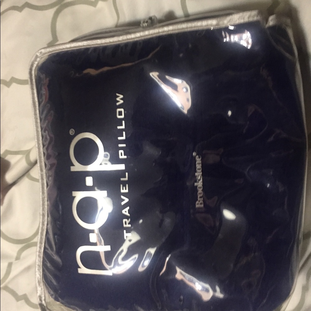 Brookestone n-a-p Travel Pillow / Blue